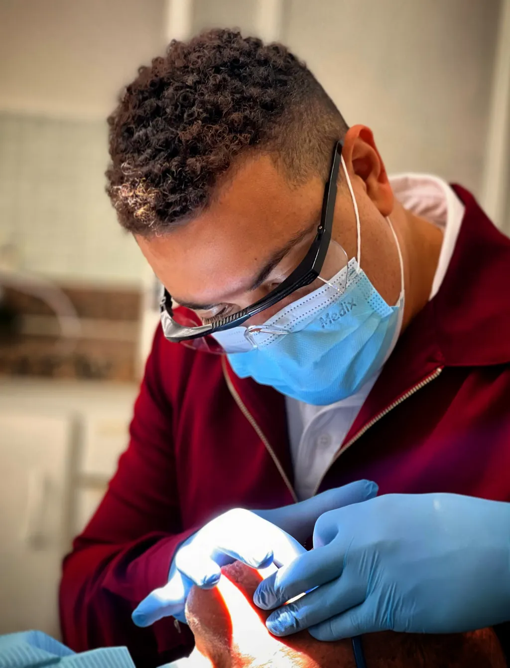 Dr. Maicon Santos atendendo paciente no consultório em Santos