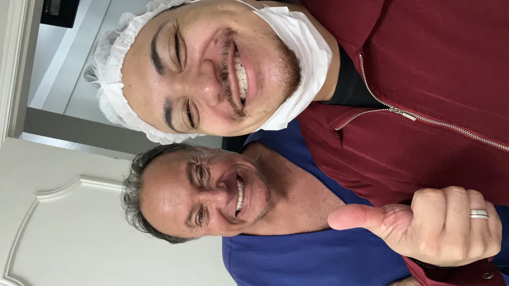 Dr. Maicon Santos conversando com paciente sobre o pós-operatório