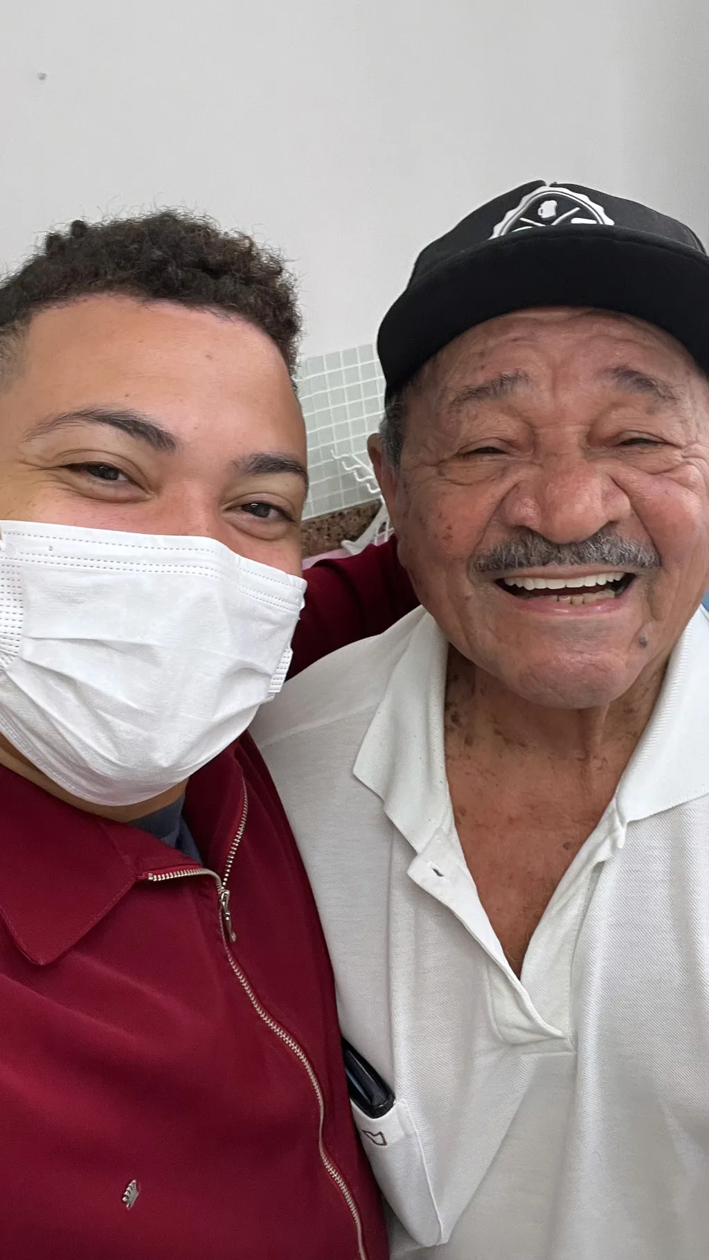 Dr. Maicon Santos no consultório, Cirurgião Dentista (CRO 126954)